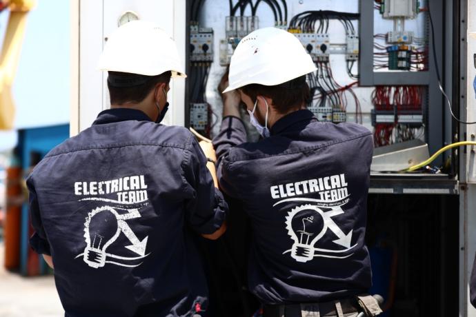 Logos Hope electricians