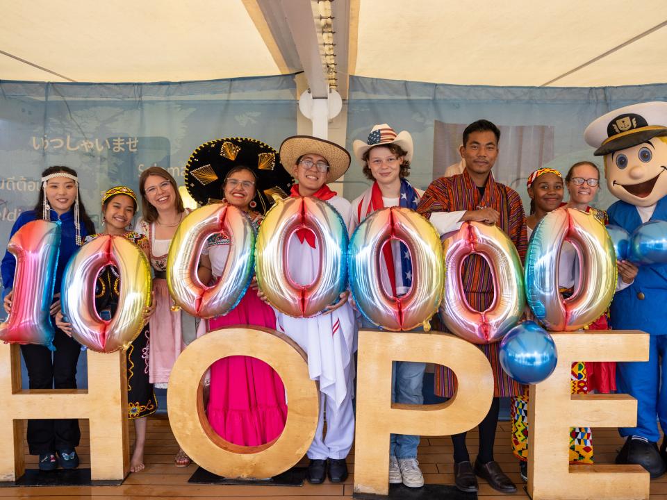 Suva, Fiji :: Crewmembers celebrate Doulos Hope’s one millionth bookfair visitor
